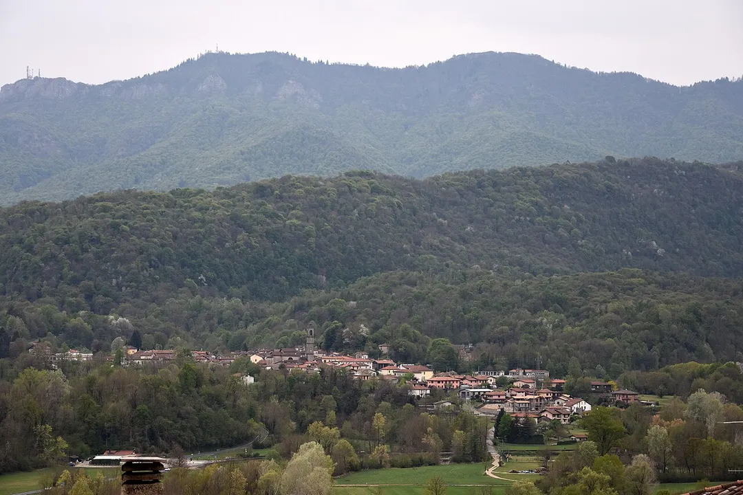 Il paese di Rancio Valcuvia visto da Cassano Valcuvia, in provincia di Varese.