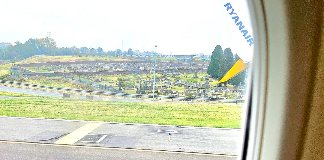 Cimetière de Ransart-Centre depuis la piste de l'aéroport de Charleroi