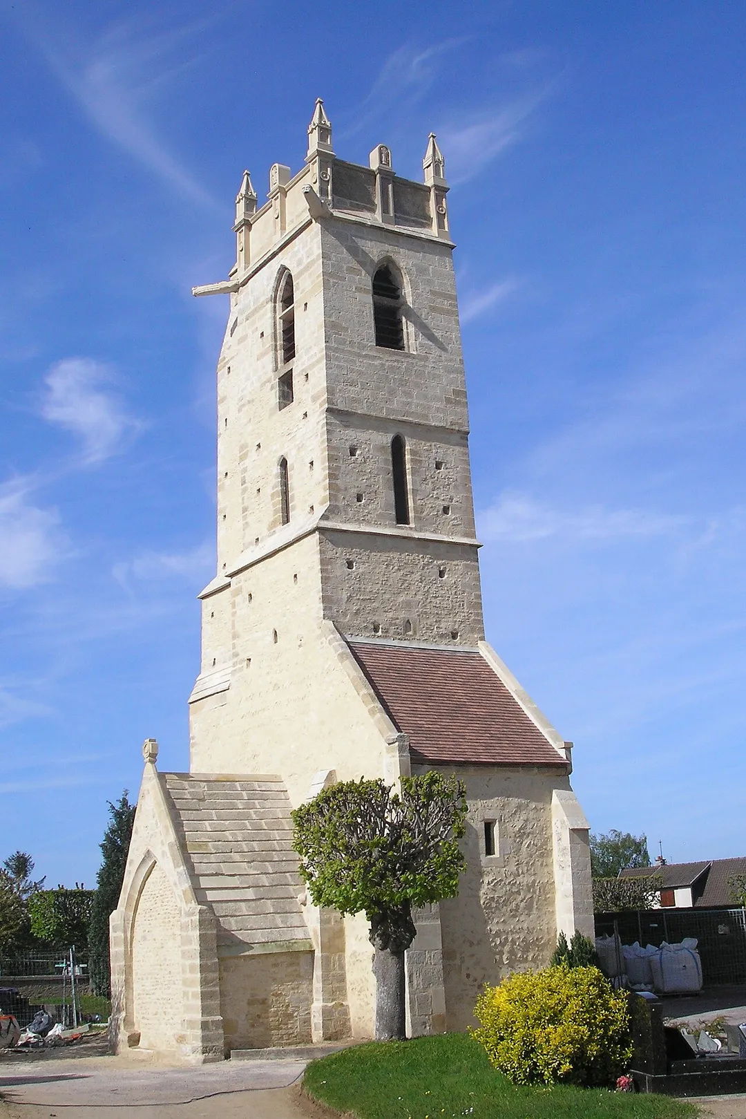 Clocher de l'église Notre-Dame de Ranville (Calvados).