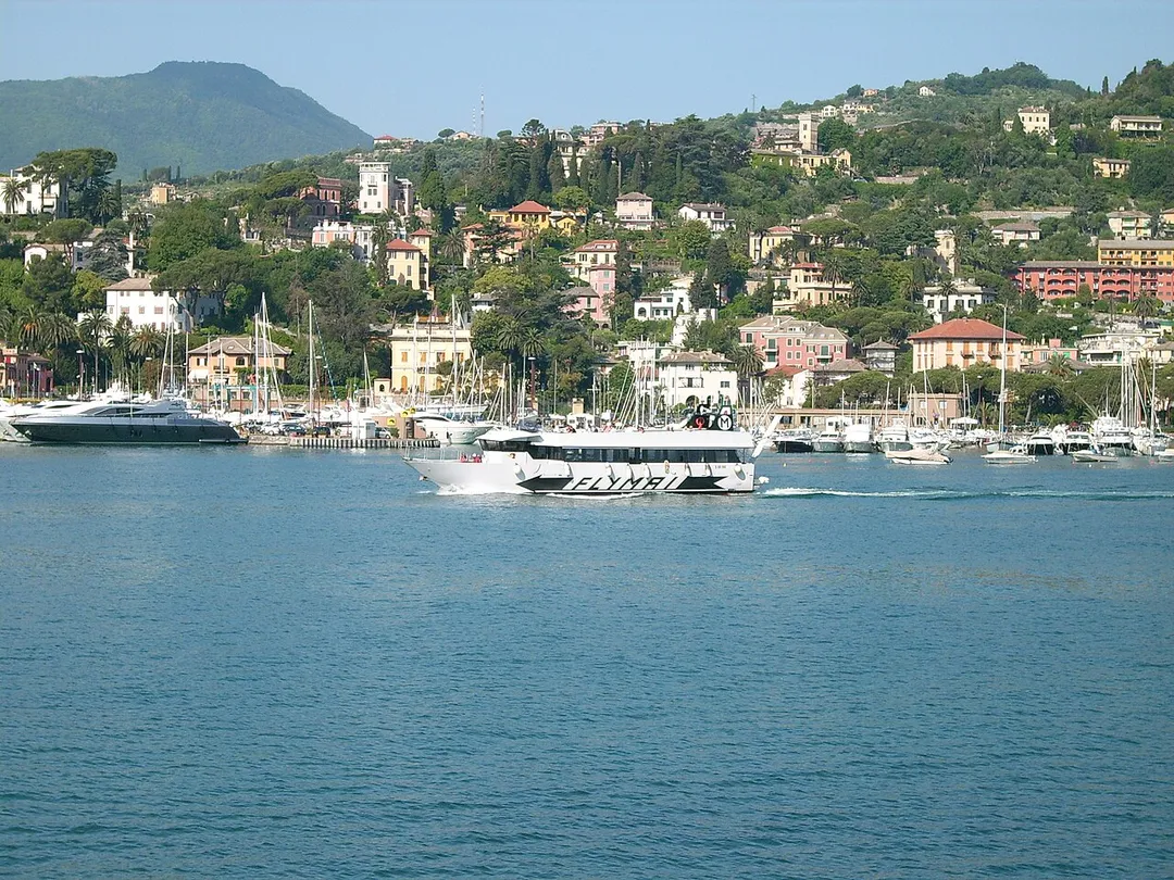 Battello presso il Golfo di Rapallo, Liguria, Italia