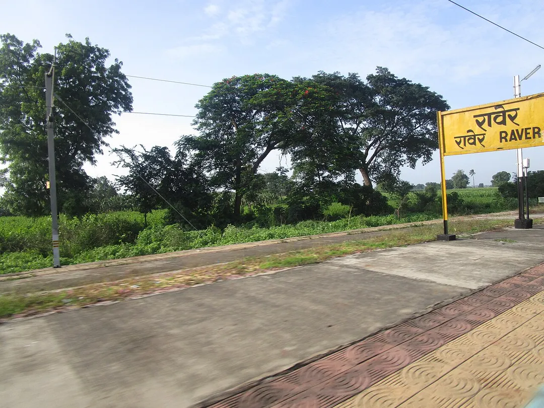Raver railway station