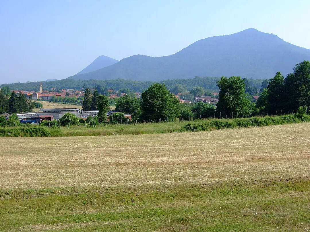 Le village de Reano, vu d'environ 1 km au nord; en arrière-plan les monts Pietraborga (droite) et San Giorgio (gauche)