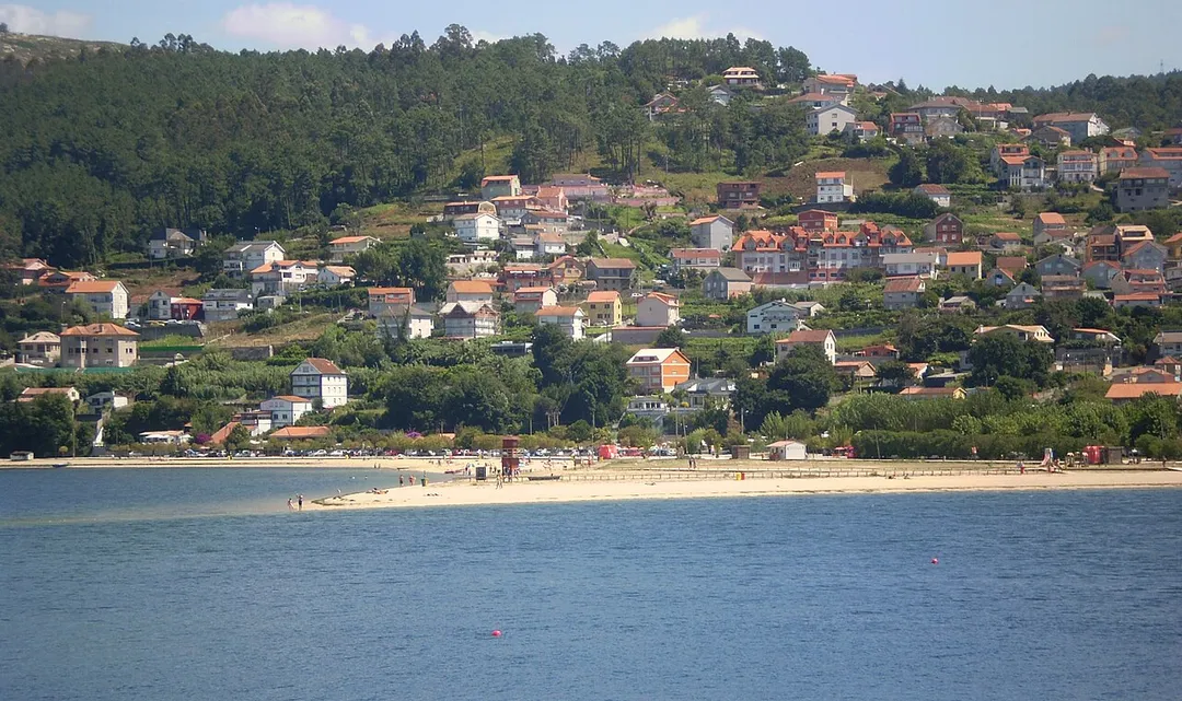 Vista de Cesantes, Redondela dende a illa de Santo Antón