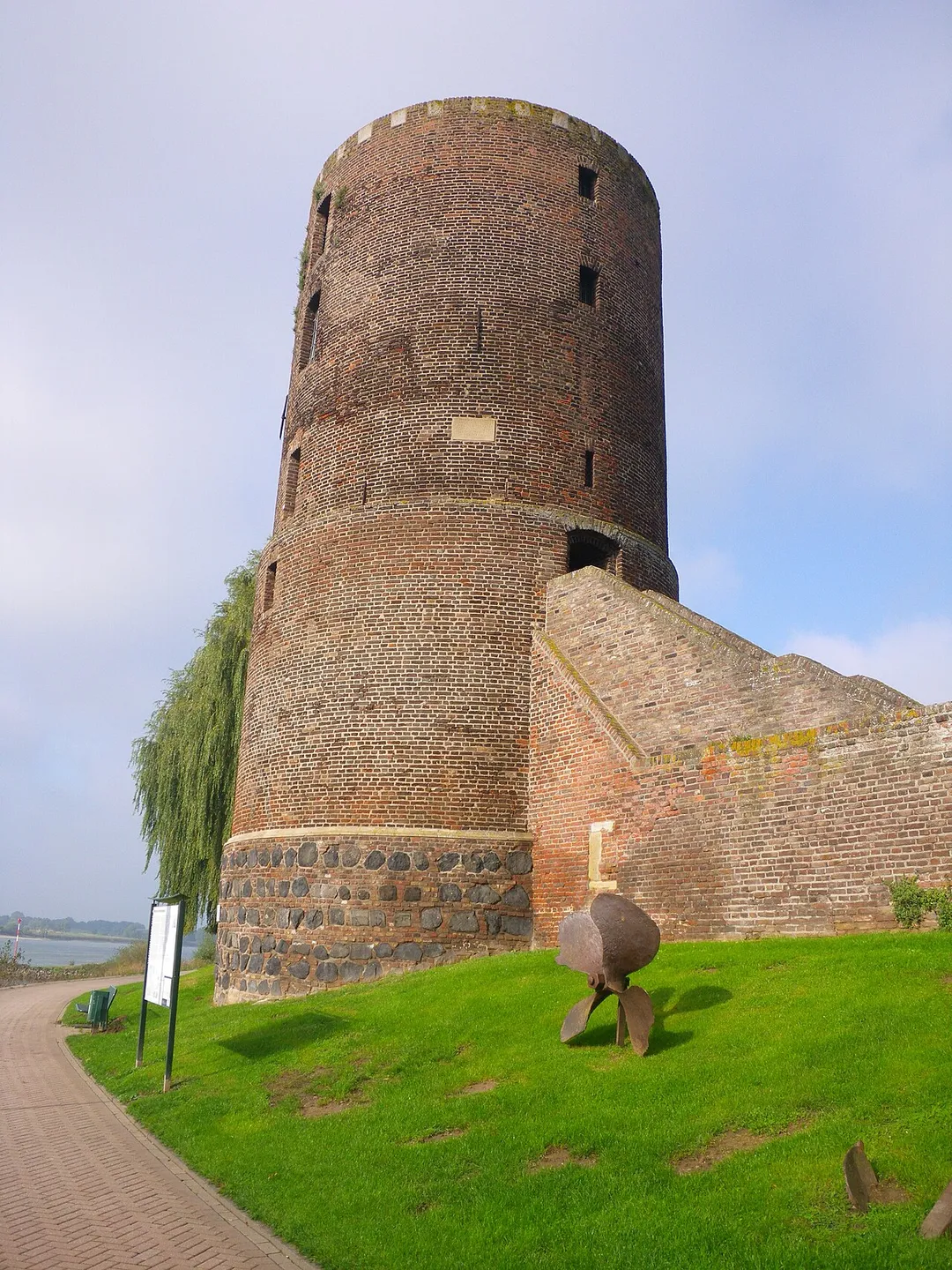 Denkmalgeschützter Wehrturm (öffentl. begehbar)
Erstellung:1470
Ortslage: Rees, Am Mühlenturm
Web-Link: http://www.rees-erleben.de/pdf/Broschuere_Stadtumwehrung.pdf