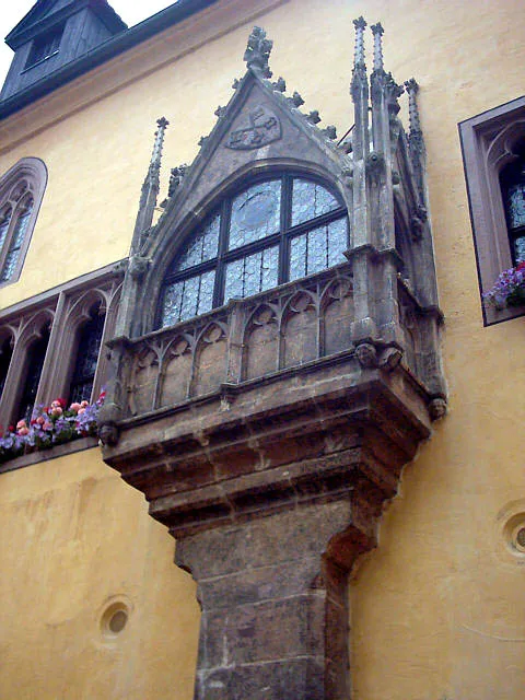 de:Regensburg (Bayern): Der Erker des Reichstagssaals
Bildautor: Peter Bubenik - Aufnahmedatum: 02.07.2004
Mehr Bilder aus Regensburg:
Sitzung des Immerwährenden Reichstags in Regensburg im Jahr 1640
Ein Abend an der Donau bei der Steinernen Brücke...
Als in Regensburg noch Straßenbahnen fuhren - Modell des Arnulfsplatzes um ca. 1960
Meditieren auf Rengschburgerisch: Der Spitalgarten in Stadtamhof an der Steinernen Brücke
Das Wohnhaus des Astronomen Johannes Kepler und seiner Familie von 1626-1628
Der Goldene Turm
Denkmal des Don Juan d'Austria, Sieger in der Seeschlacht von Lepanto
Die Neugestaltung des Neupfarrplatzes Mitte der 90er-Jahre fand nicht nur ungeteilte Zustimmung...
Der Brückturm neben dem Salzstadel (2)
Die historische Wurstküche ("Wurstkuchl") am Marc-Aurel-Ufer
Dom St. Peter (2)
Die Porta Praetoria (2)
Das Ostentor
Das "Bruckmandl" (Brückenmännlein) in der Mitte der Steinernen Brücke
Zeugl (bair. für "Aushängeschild") des historischen Lokals "Zum Walfisch"
Regensburg (Bayern): Der Biergarten im Bischofshof neben dem Dom (2)

Gedenktafel für Oskar Schindler, der nach dem Krieg in Regensburg wohnte