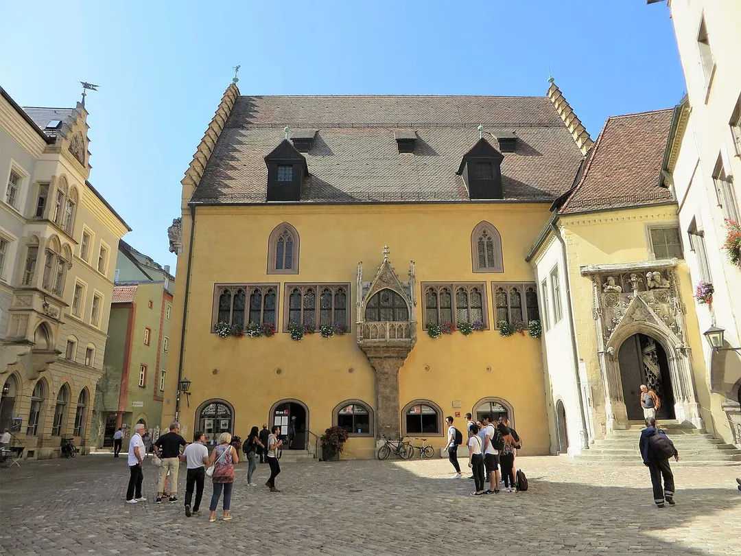 Altes Rathaus in Regensburg. Blick vom Rathausplatz, links die Neue-Waag-Gasse.