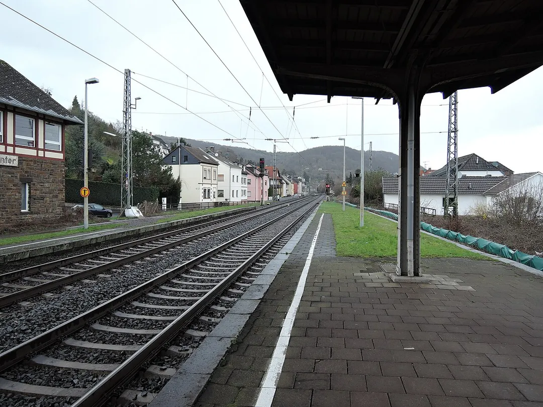 Bahnhof Oberwinter. Sicht vom Bahnsteig Richtung Rolandseck.