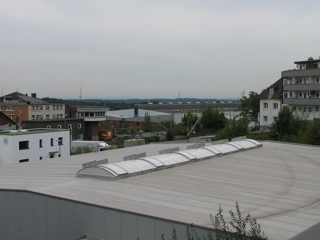 Bahnübergang der Papenberger Straße über die Bahnstrecke Remscheid - Solingen mit gerade schließenden Schranken