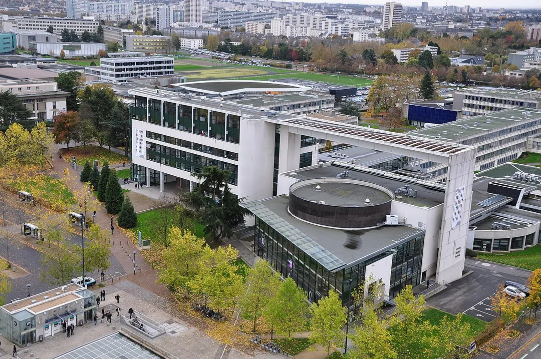 Campus de Villejean depuis le cours Kennedy, Rennes.