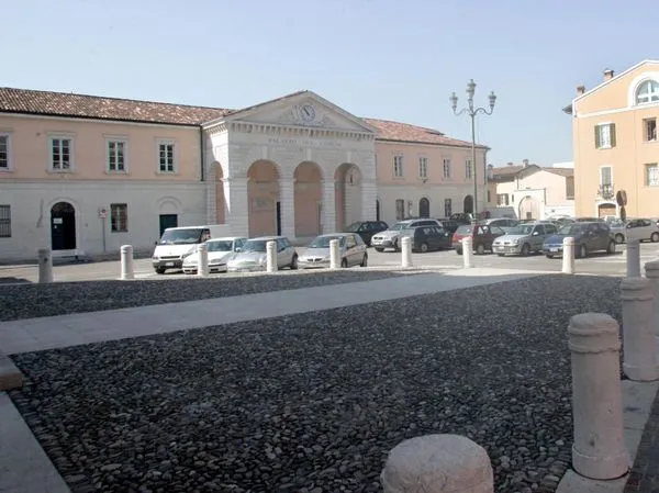 Rezzato, Piazza Vantini. Sullo sfondo la sede municipale.