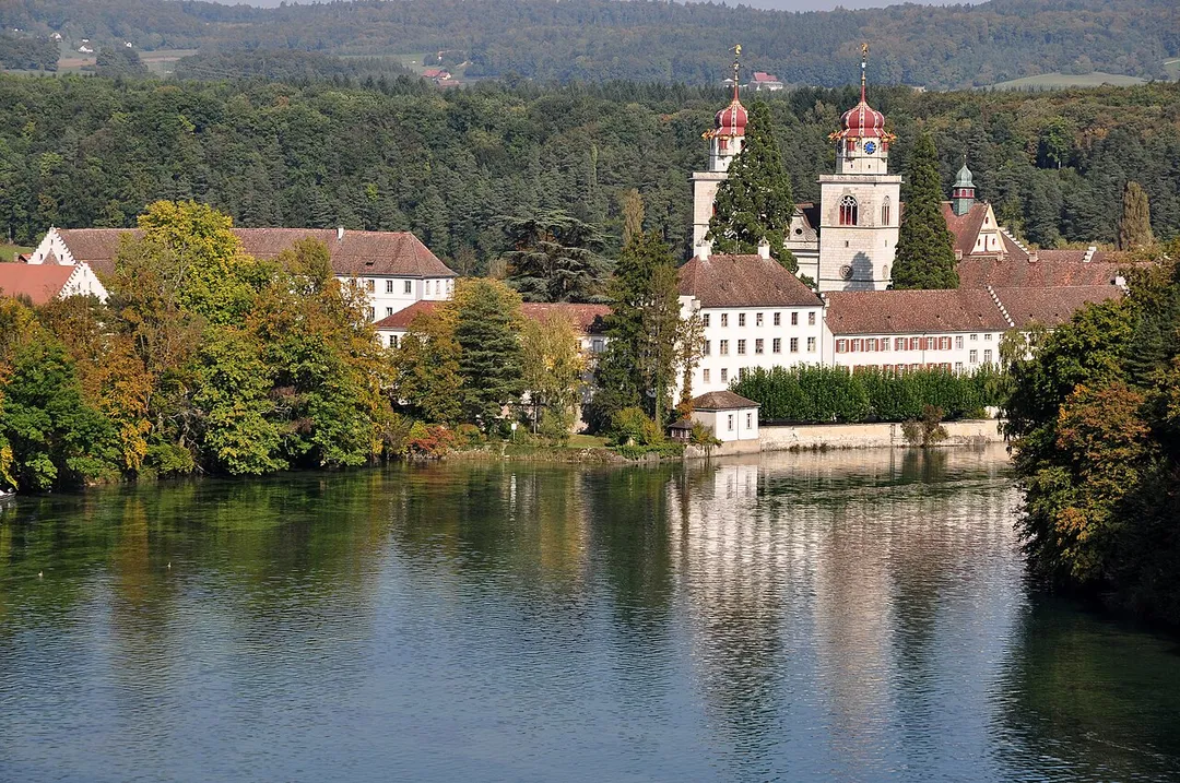 Halbinsel / Insel, keltisches Oppidum / mittelalterliches / neuzeitliches Kloster / Stadt. Prähistorische Wall-Grabenanlage, wiedergenutzt als mittelalterliche Stadtbefestigung in Rheinau (Switzerland)
