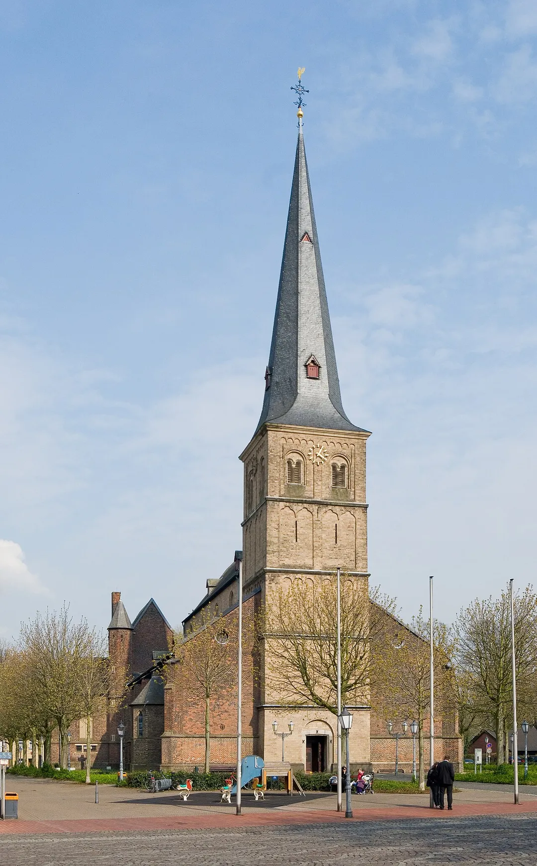 Rheinberg (North Rhine-Westphalia, Germany) – Catholic Saint Peter Church – view from west from the market square