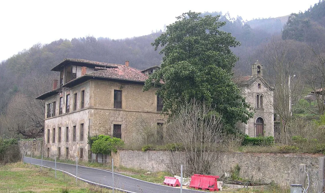 Asturianu:Palaciu del Marqués de Camposagrado, Riañu, Llangréu, Asturies.
