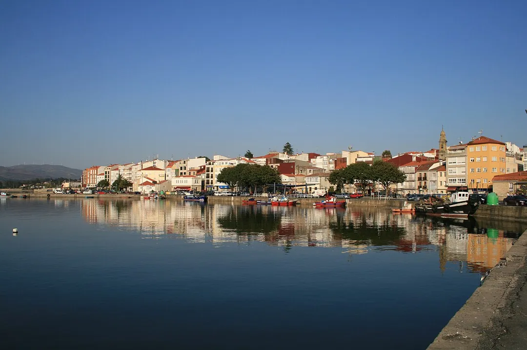 Vista de Rianxo, localidade que está situada na ría de Arousa. 

<a href="http://fotosderianxo.wordpress.com">fotosderianxo.wordpress.com</a>