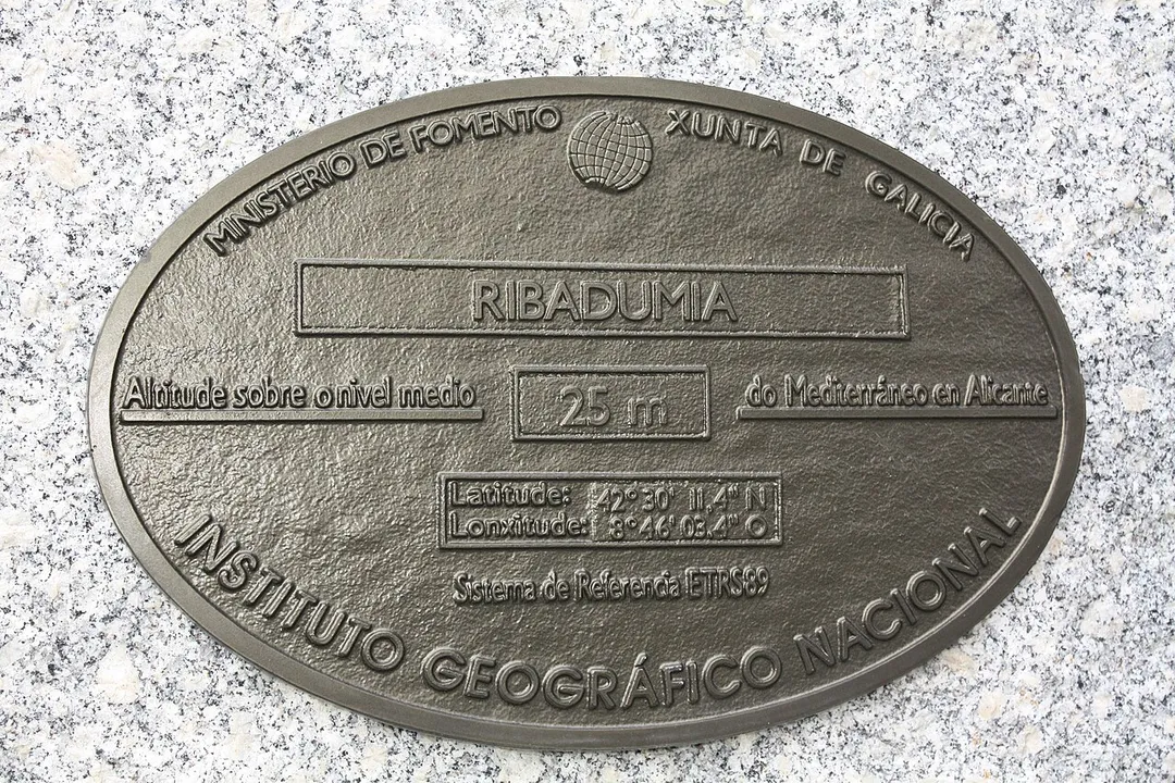 Placa altimétrica de Ribadumia.