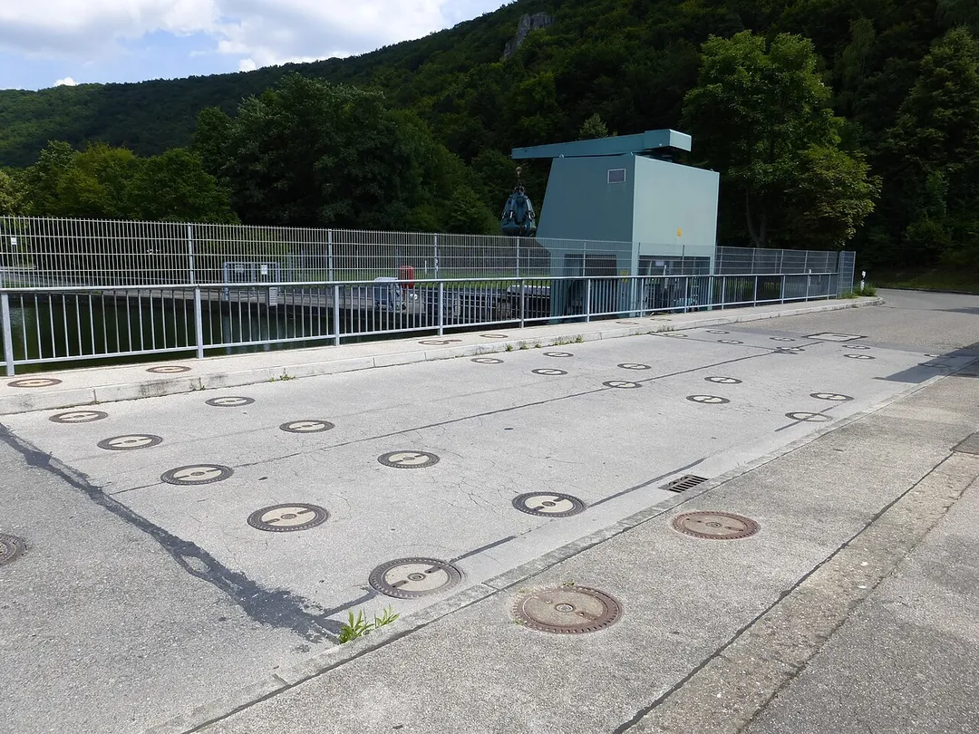 Stecksperren aus dem Kalten Krieg am östlichen Ende der Schleusenanlage Riedenburg-Haidhof (Lkr. Kelheim, Niederbayern) am Main-Donau-Kanal (Blick Richtung Osten)