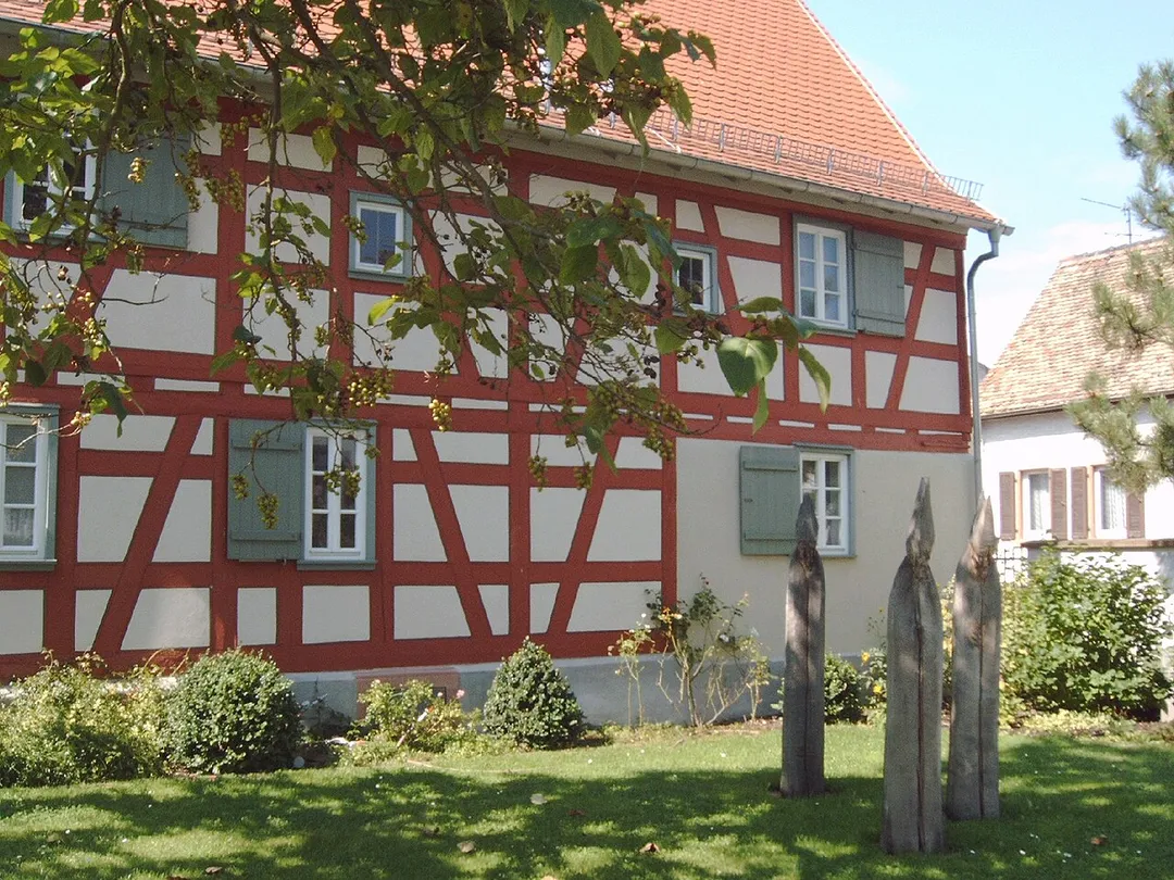 Blick in den Garten von Georg Büchners Geburtshaus in Goddelau
Aufnahme: 18.8.2005
Url: http://www.hans-weingartz.de