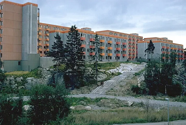 Notera Av dokumentationsskäl har originalbeskrivningen från Riksantikvarieämbetet behållits. Tillrättalägganden och alternativa beskrivningar bör införas separat från nedanstående information.Felaktigheter kan även anmälas till denna sida.Bilden troligen från början av 1970-talet.
Motiv: Rinkeby

Kategori: Bostadsområde