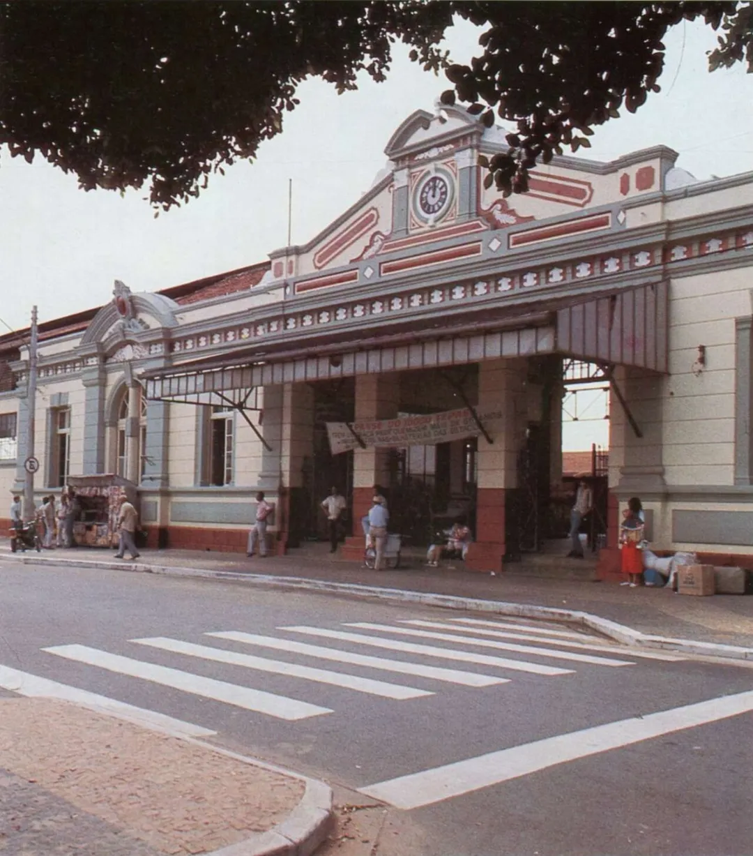 Estação de Rio Claro recém reformada pela Fepasa.