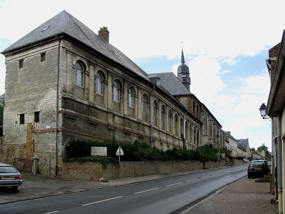 Saint-Riquier (Somme, France) - L'Hôtel-Dieu, au-delà du beffroi, sur la gauche de la rue montant vers le Nord de la ville.

Photo originale transformée (perspectives redressées).