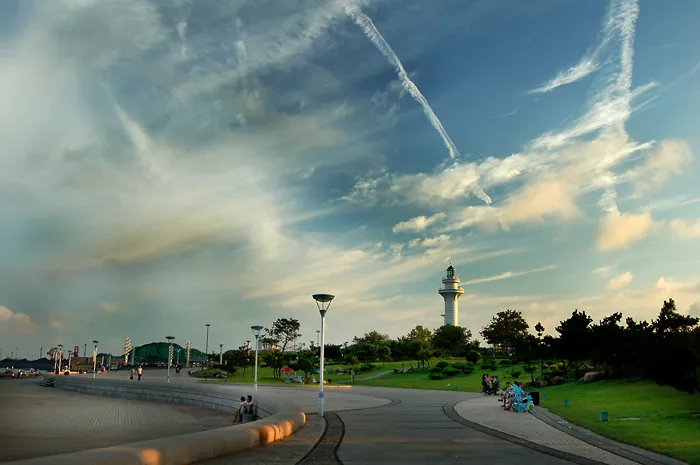 dengtaguangchang (dengta square) is a lighthouse square in rizhao along dengta beach