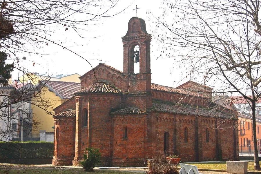 La chiesa romanica di San Pietro a Robbio (PV), vista dal lato absidale