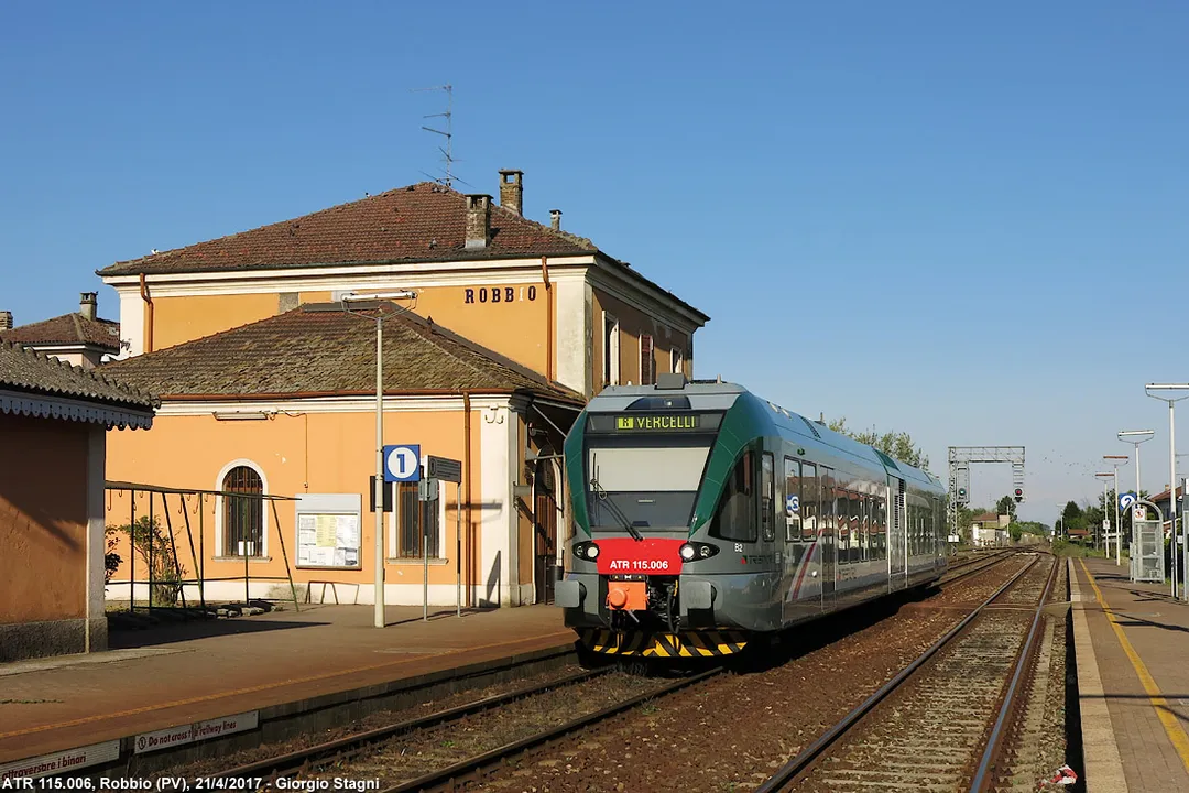 Stazione ferroviaria di Robbio. È in sosta l’autotreno ATR 115.006 di Trenord, in servizio come treno regionale da Pavia a Vercelli.