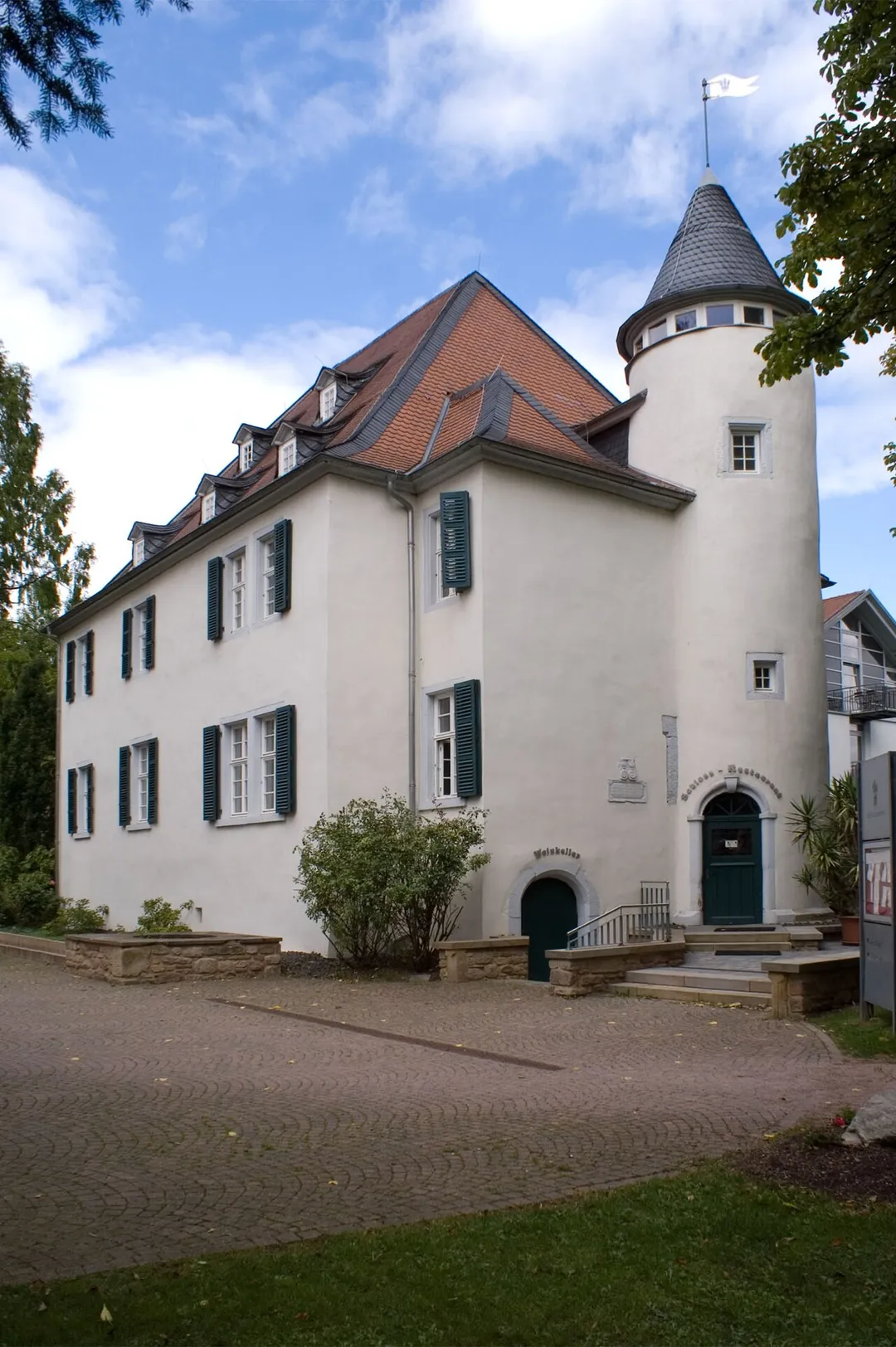 Schloßstraße 8: ehemaliges Schloss; 1713 (dendrodatiert) oder 1738, Reparaturen 1775 und 1779; Rundturm, 16. Jahrhundert; barockes Hauptgebäude, kubischer Walmdachbau, 1713/38; Spolie des Untertors, 18. Jahrhundert