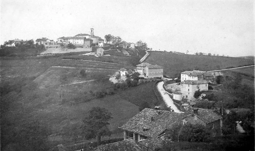 Panorama di Roddino dal Bricco della Brigna. Roddino in una cartolina postale spedita nel 1918