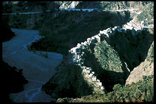 Paesino unico su un costone di roccia, abbandonato dopo le alluvioni. Ci sarà ancora?
Autore: Giuseppe De Marte Anno: 1973