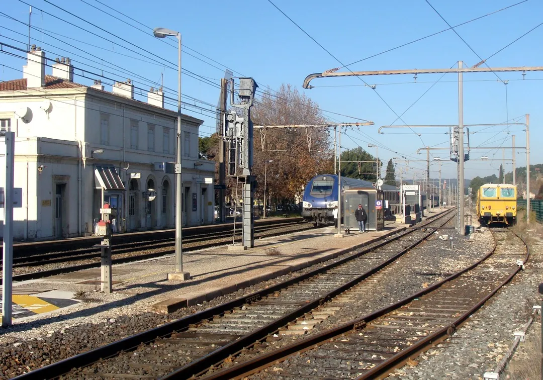 Une rame Intercity-TER Lyon - Marseille à l'arrêt en gare de Rognac (Bouches-du-Rhône). Sur la droite, la voie unique vers Aix-en-Provence et une voie de remise.