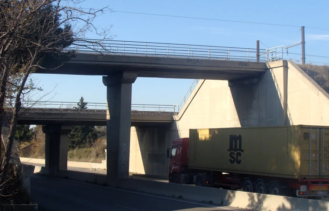 La ligne Rognac - Aix (premier plan) et la ligne Marseille - Avignon (second plan) franchissent la rocade d'accès à l'autoroute A 7 à proximité de la gare de Rognac (Bouches-du-Rhône).