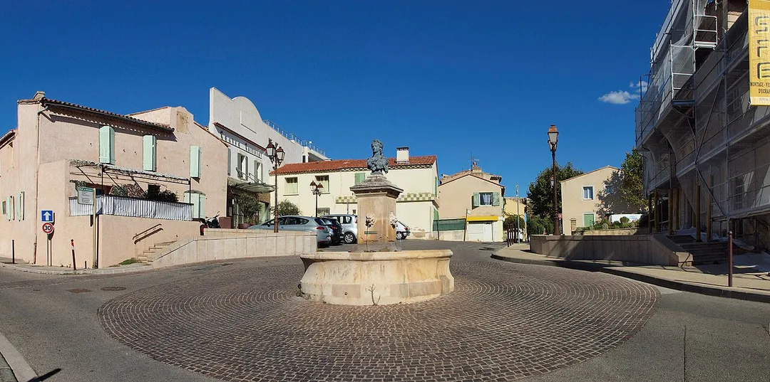 Rognac (Bouches-du-Rhône, France) ; la Grande Fontaine (au buste de Marianne) - montage panoramique de 2 photos