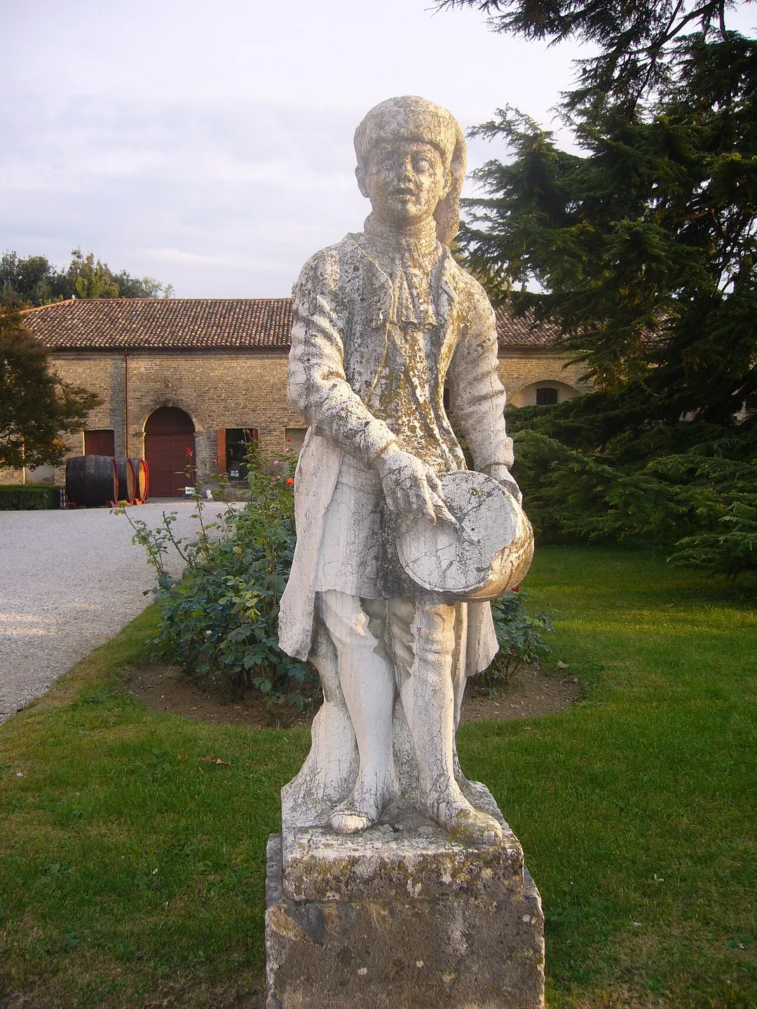Roncade Castle, Treviso, Italy, statue in garden