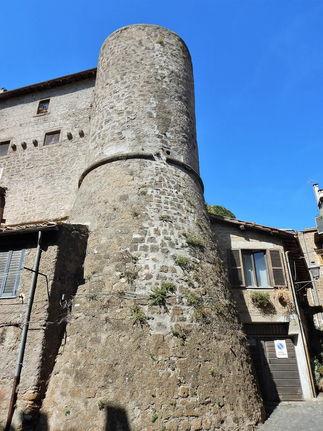 Rocca
Ronciglione, Torrione della Rocca.  La Rocca fu eretta dai Prefetti di Vico a guardia dell'unico accesso naturale alla città nel periodo medievale. Nei secoli successivi fu modificata nella struttura e nell'aspetto, poichè in seguito divenne proprietà dei Conti degli Anguillara, dei Della Rovere e dei Farnese.