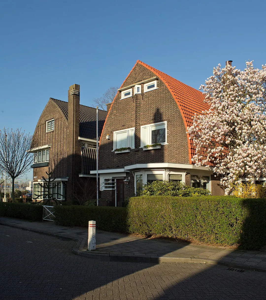 Roosendaal, Vrijstaande villa, in Amsterdamse Schoolstijl, deel uitmakend van een samenhangend ensemble van woningen