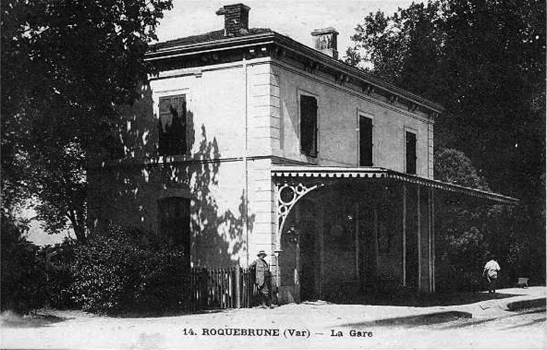 Carte postale ancienne de la gare de Roquebrune (Var), le bâtiment voyageurs.