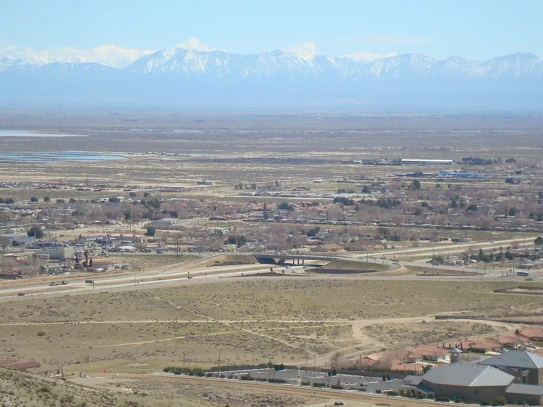 View of part of Rosamond from adjacent hill — in eastern Kern County, California.
Located in the Antelope Valley of the western Mojave Desert.
The San Gabriel Mountains are in backround.