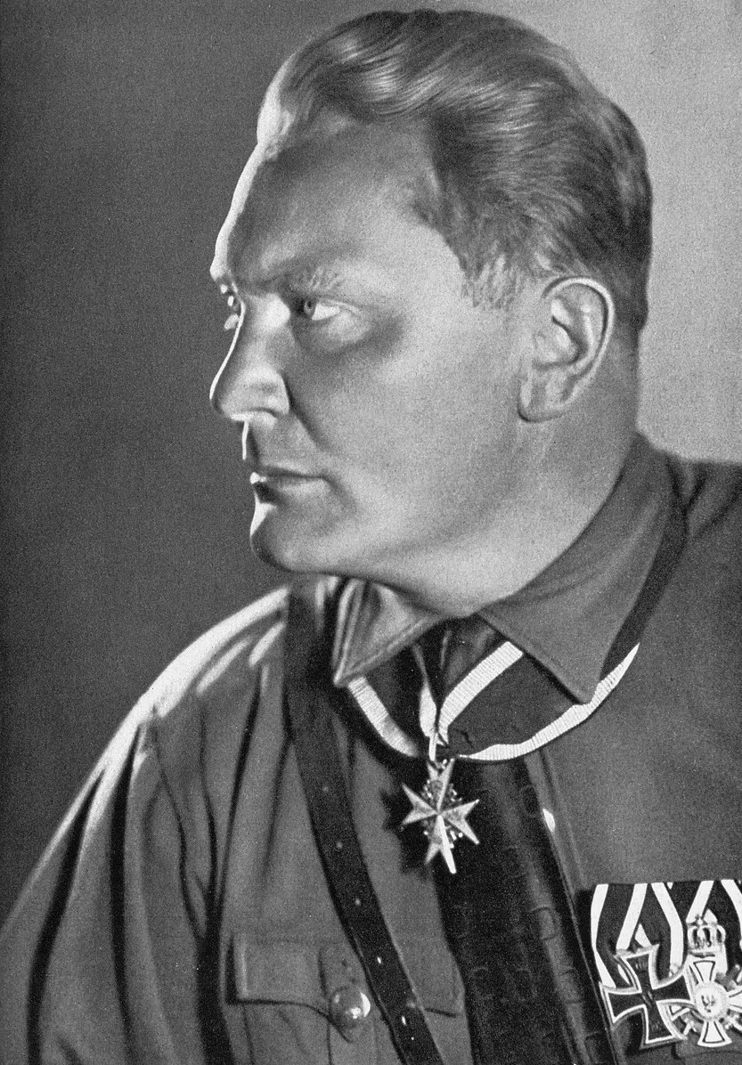 For documentary purposes the German Federal Archive often retained the original image captions, which may be erroneous, biased, obsolete or politically extreme. Hauptmann Göring (Natsoz.) der neue Präsident des deutschen Reichstags ! Der nationalsozialistische Reichstagsabgeordnete Hauptmann Göring, wurde zum Präsidenten des Reichstags gewählt.