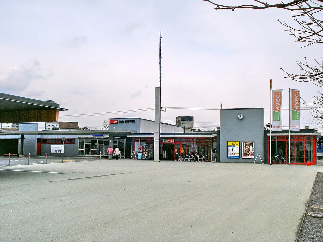 Bahnhof Rotkreuz, Bahnhofplatz