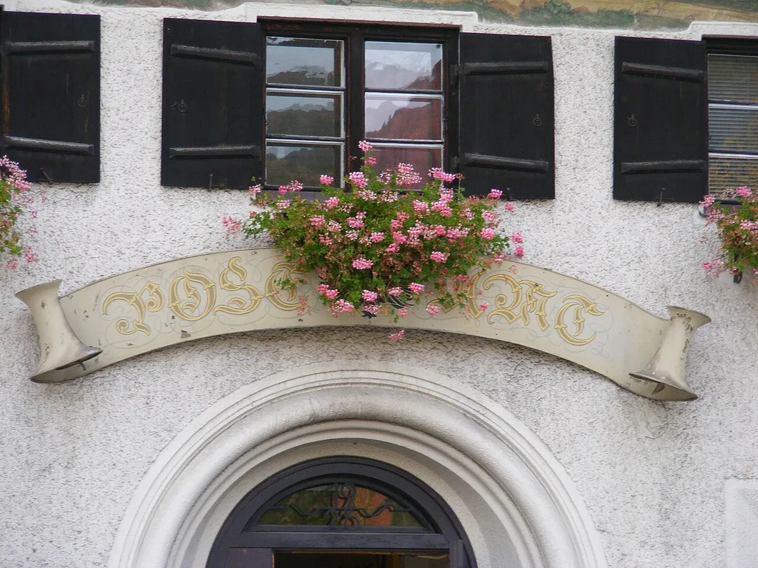 Tegernsee Bahnhof (Landkreis Miesbach, Bayern) - "Postamt"-Schild.