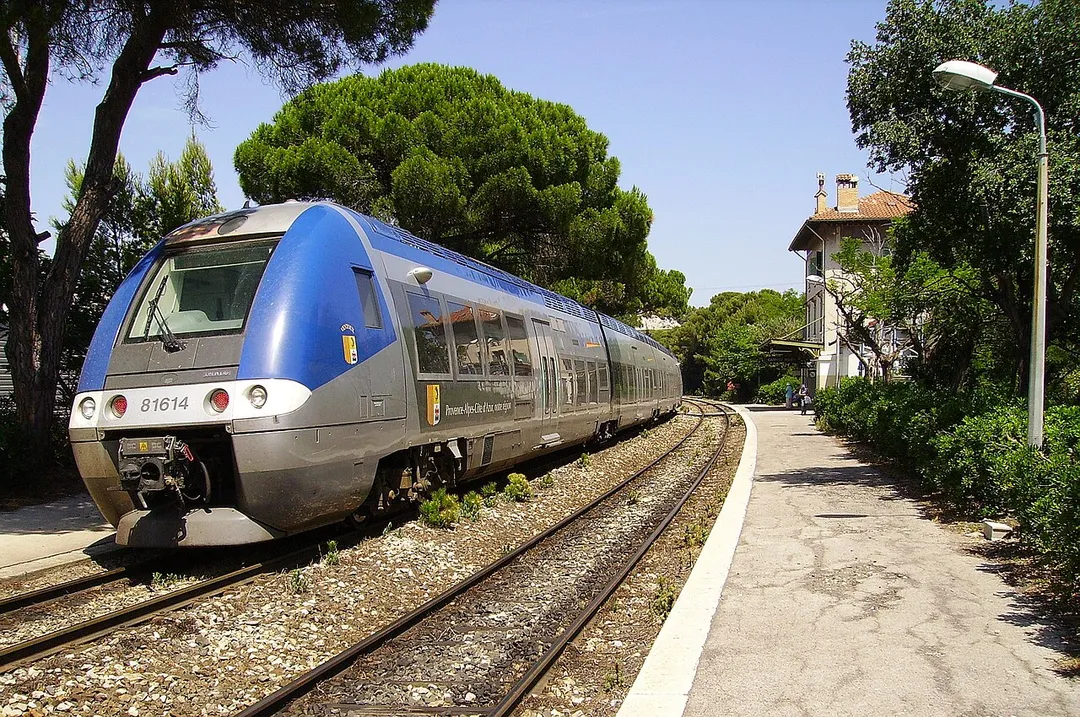 Un TER Miramas > Marseille en gare de Carry-le-Rouet le 17 juillet 2010.
