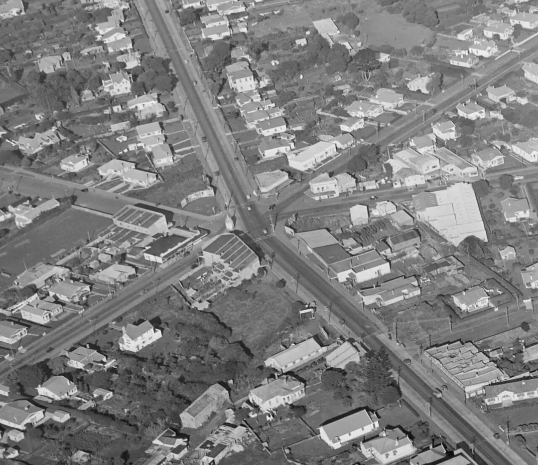 Royal Oak intersection with Manukau Road at the top. Original description: "One Tree Hill Borough Council area with One Tree Hill Domain and Manukau Road in foreground, looking to the suburb of Royal Oak, Auckland City. Whites Aviation Ltd :Photographs. Ref: WA-07603-G. Alexander Turnbull Library, Wellington, New Zealand. http://natlib.govt.nz/records/30631813"