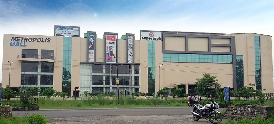 The Metropolis mall in Rudrapur is located on main Delhi-Nainital nh-87. It is built in 3 floors. Wave cinemas is also situated in the mall.