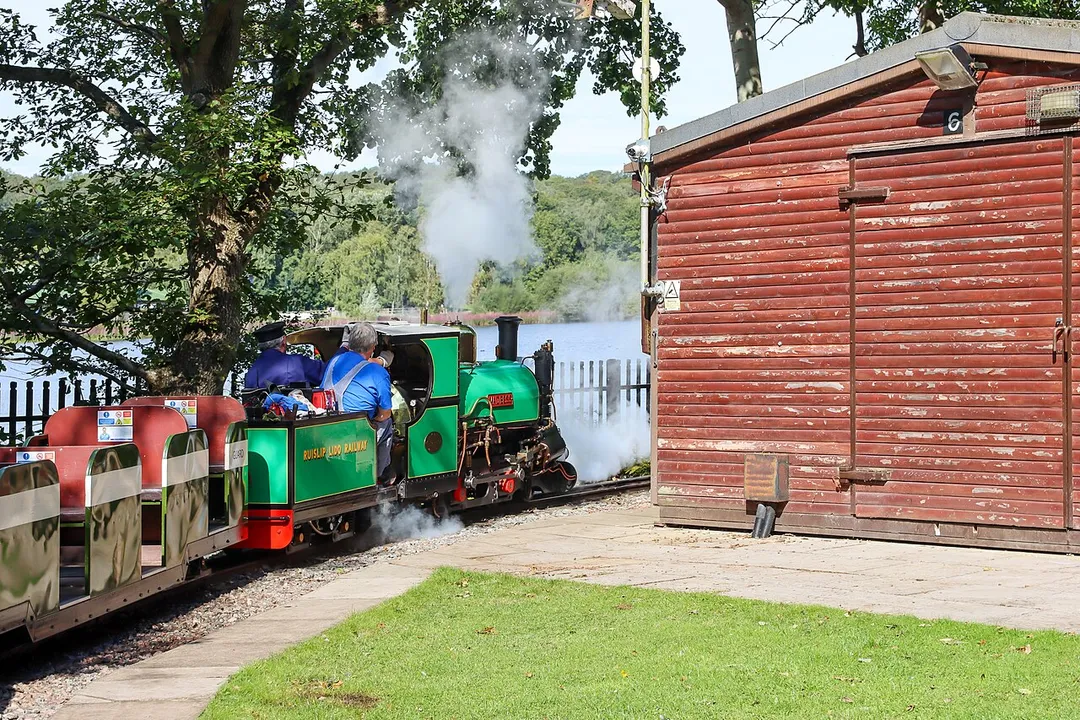 Ruislip Lido Railway No. 6 Mad Bess departing from Woody Bay railway station