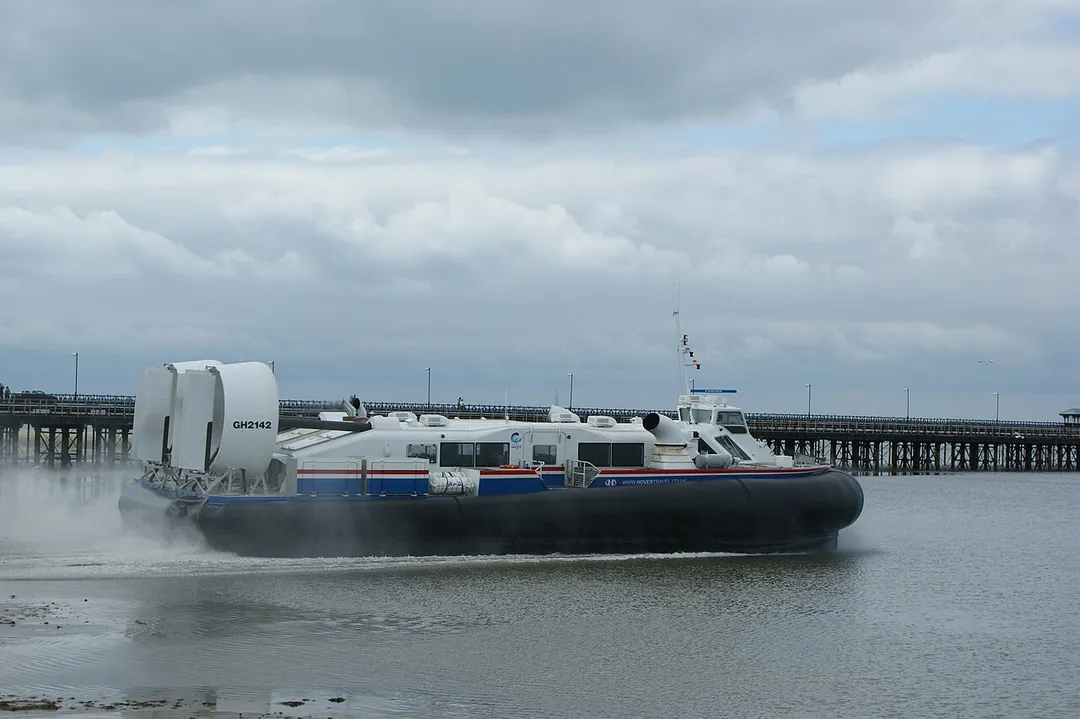A Hovertravel hovercraft leaving Ryde.