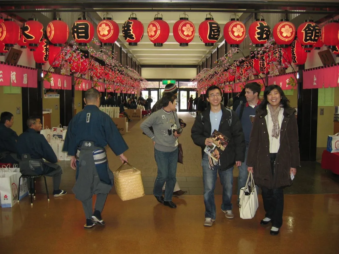 A corridor decorated with hana-mochi, located in the Ryogoku Kokugikan