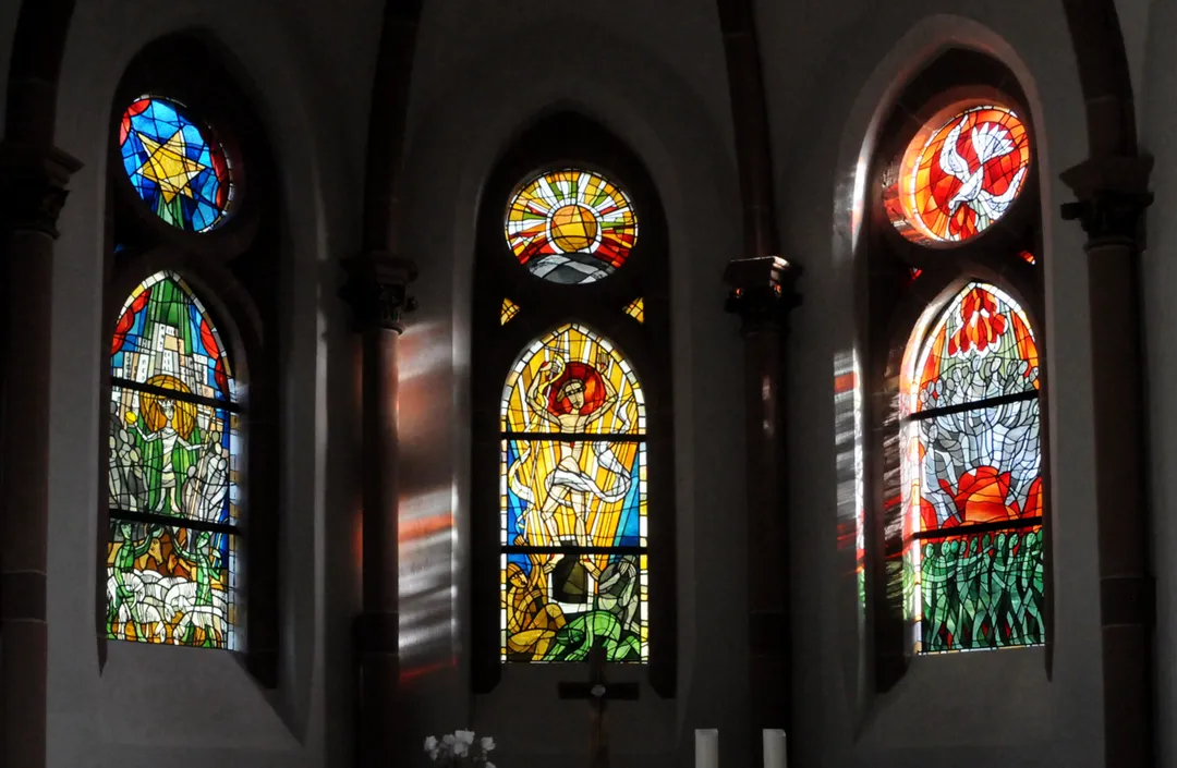 Protestant Church Saarburg: Stained glass windows
For further use the following attribution is required:
Artist: Werner Persy, Trier
Manufacturer: Kaschenbach Glas-Kunstwerkstätten GmbH - Trier

Photographer: Dorothea Witter-Rieder