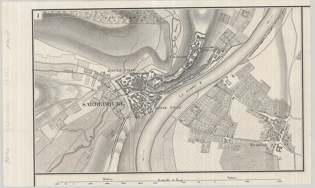 Stadt und Burg Saarburg (SARREBOURG) - Lithographie - französisch - 1:5.000 - 21,9 x 36,5 cm - [ca. 1820 - 1830]