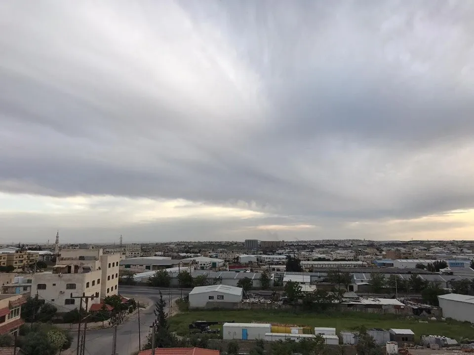صورة لمنطقة سحاب في عمان عاصمة المملكة الاردنية الهاشمية، حيث تظهر الصورة طبيعة المنطقة الصناعية وتواجد معدات الصناعة في المناطق الخالية بجانب الأحياء السكنية